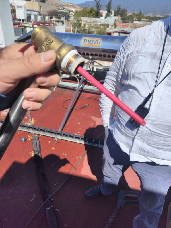 Interior del termotanque y tubos sin residuos de sarro — verificado por SIMO Ingeniería Hidráulica