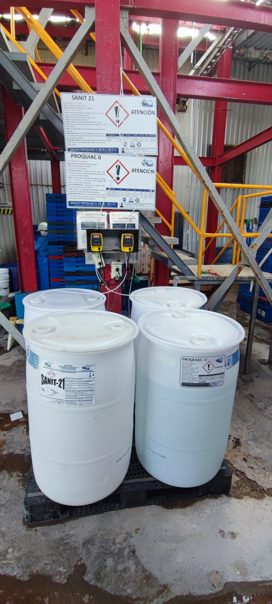 Tambos de quimicos SANIT-21 y PROQUIAC-0 usados antes de instalar DESINCAL