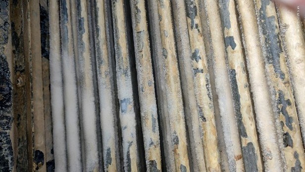 Tubos del condensador con sarro blanco de consistencia suave a 129 dias de instalado DESINCAL
