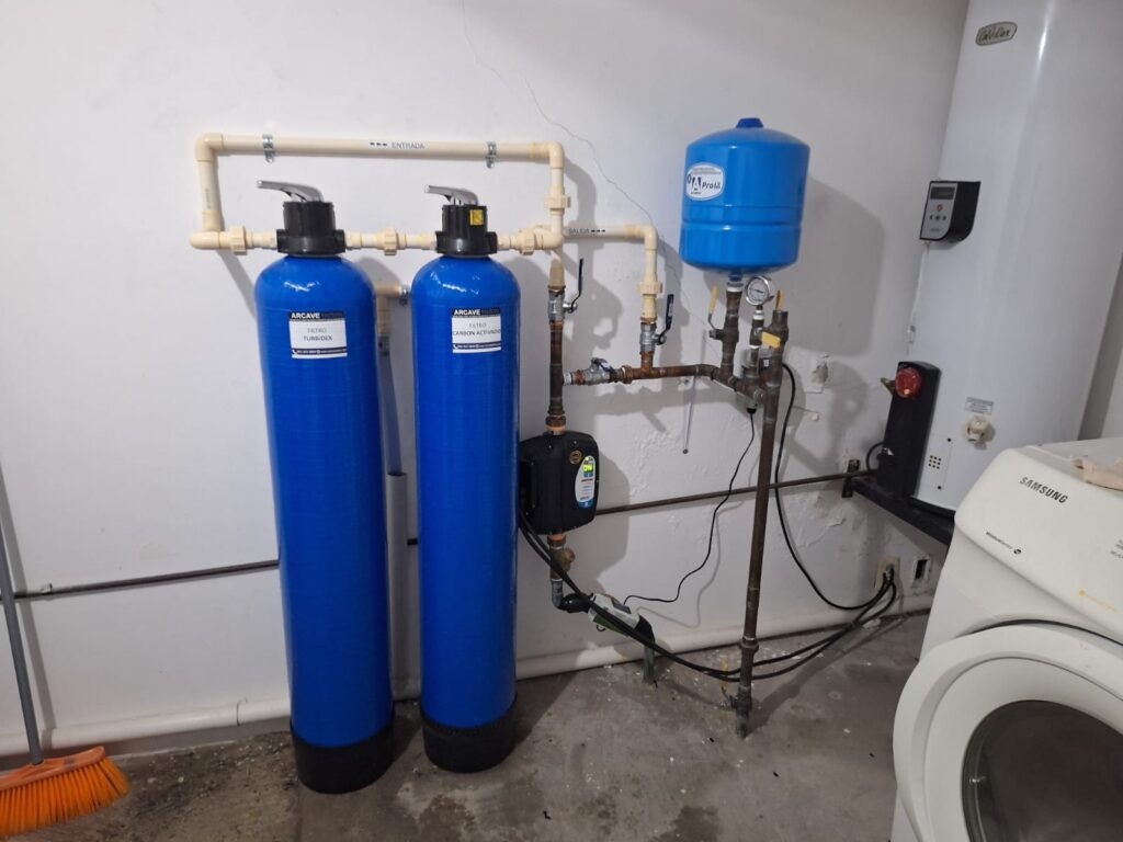 Sistema de tratamiento de agua instalado en residencia de Tuxtla Gutiérrez — Filtro Turbidex, Carbón Activado, bomba presurizadora y tanque hidroneumático ARCAVE TECHNO