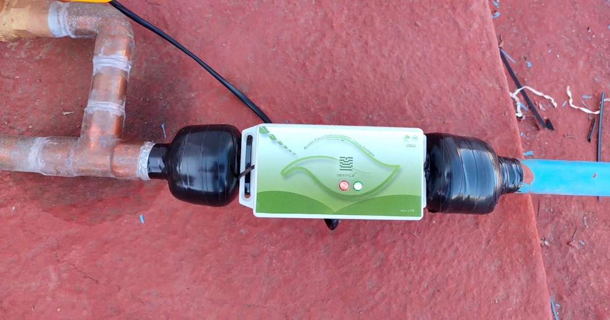 Antisarro electrónico DESINCAL GBD2 instalado en la salida de un tinaco sobre tramo de tubería de cobre