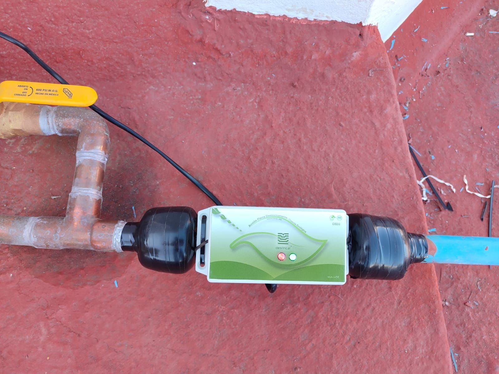 Equipo DESINCAL GBD2 instalado sobre la tubería de alimentación de una residencia