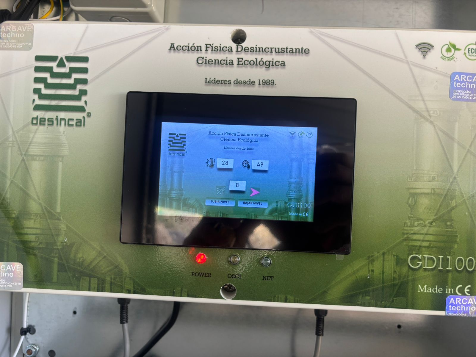 Equipo DESINCAL GDI100 instalado en central hidroeléctrica — pantalla táctil mostrando operación a potencia máxima nivel 8.