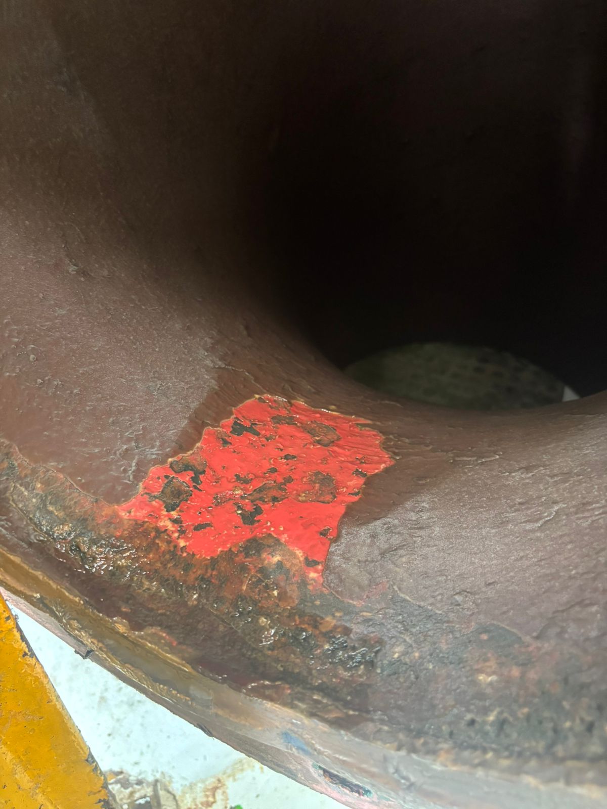Punto testigo en rodete de turbina Francis a 51 días de instalación DESINCAL — zona limpia sin incrustaciones calcáreas.