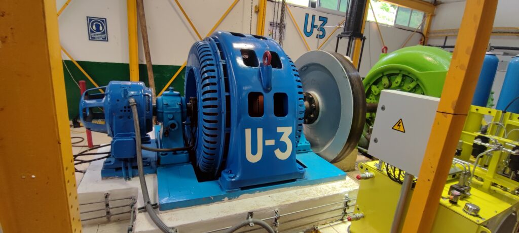 Turbina Francis tipo horizontal en casa de máquinas de central hidroeléctrica