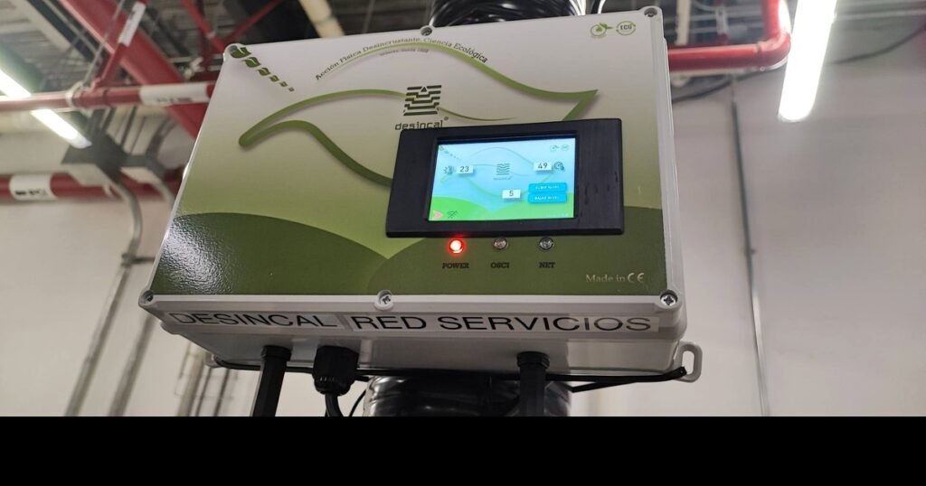 Equipo antisarro DESINCAL instalado en la red de servicios de un hotel