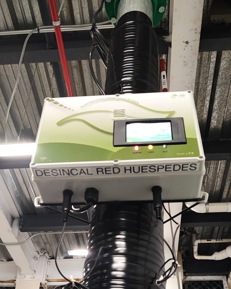 Equipo antisarro DESINCAL instalado sobre la tubería de la red de huéspedes en el cuarto de máquinas de un hotel