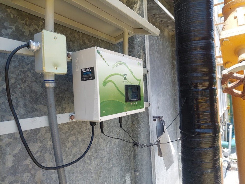 Equipo antisarro electrónico DESINCAL instalado en la línea de agua de una instalación agroindustrial